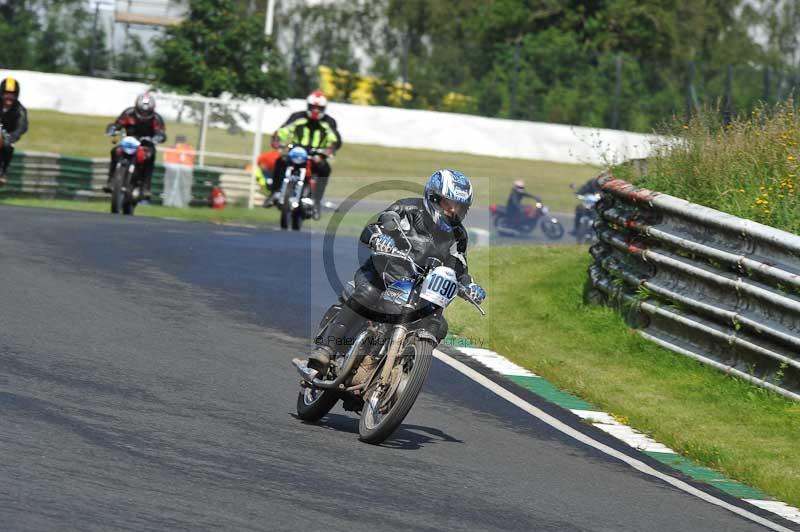 Mallory park Leicestershire;Mallory park photographs;Motorcycle action photographs;classic bikes;event digital images;eventdigitalimages;mallory park;no limits trackday;peter wileman photography;vintage bikes;vintage motorcycles;vmcc festival 1000 bikes