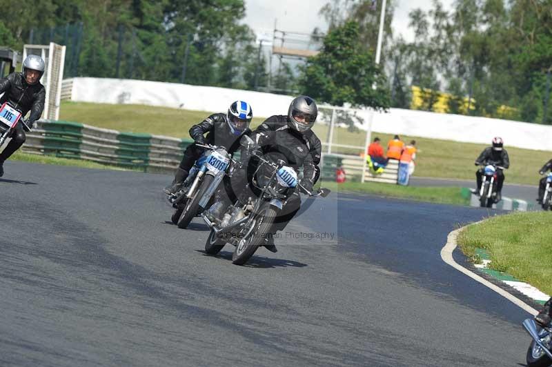 Mallory park Leicestershire;Mallory park photographs;Motorcycle action photographs;classic bikes;event digital images;eventdigitalimages;mallory park;no limits trackday;peter wileman photography;vintage bikes;vintage motorcycles;vmcc festival 1000 bikes