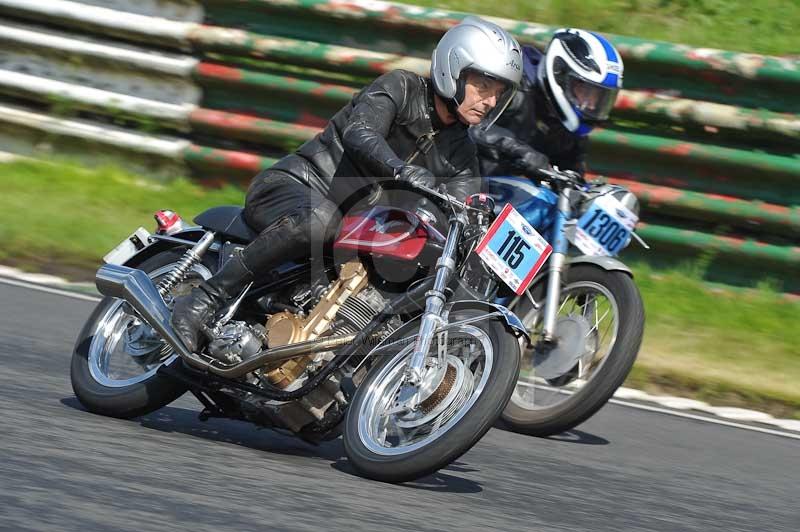 Mallory park Leicestershire;Mallory park photographs;Motorcycle action photographs;classic bikes;event digital images;eventdigitalimages;mallory park;no limits trackday;peter wileman photography;vintage bikes;vintage motorcycles;vmcc festival 1000 bikes