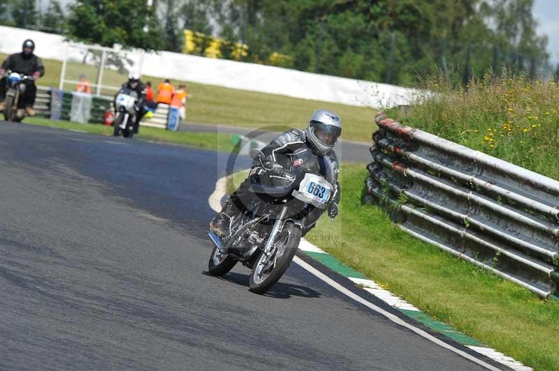 Mallory park Leicestershire;Mallory park photographs;Motorcycle action photographs;classic bikes;event digital images;eventdigitalimages;mallory park;no limits trackday;peter wileman photography;vintage bikes;vintage motorcycles;vmcc festival 1000 bikes