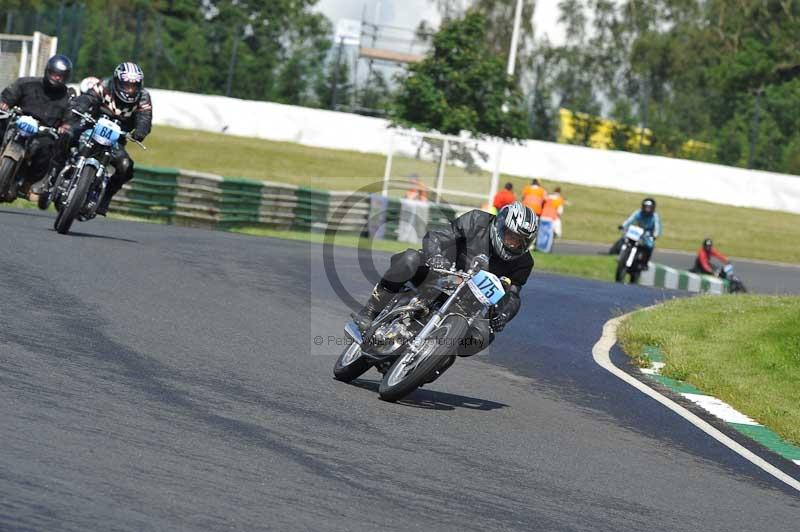 Mallory park Leicestershire;Mallory park photographs;Motorcycle action photographs;classic bikes;event digital images;eventdigitalimages;mallory park;no limits trackday;peter wileman photography;vintage bikes;vintage motorcycles;vmcc festival 1000 bikes