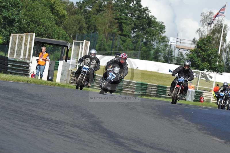 Mallory park Leicestershire;Mallory park photographs;Motorcycle action photographs;classic bikes;event digital images;eventdigitalimages;mallory park;no limits trackday;peter wileman photography;vintage bikes;vintage motorcycles;vmcc festival 1000 bikes