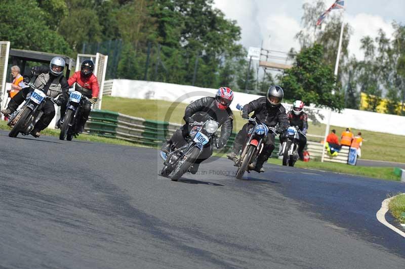 Mallory park Leicestershire;Mallory park photographs;Motorcycle action photographs;classic bikes;event digital images;eventdigitalimages;mallory park;no limits trackday;peter wileman photography;vintage bikes;vintage motorcycles;vmcc festival 1000 bikes
