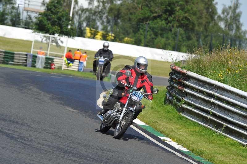 Mallory park Leicestershire;Mallory park photographs;Motorcycle action photographs;classic bikes;event digital images;eventdigitalimages;mallory park;no limits trackday;peter wileman photography;vintage bikes;vintage motorcycles;vmcc festival 1000 bikes