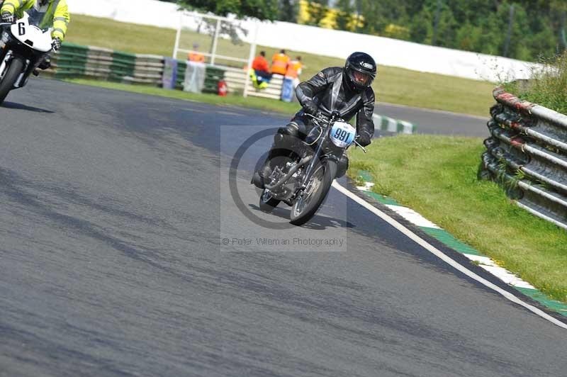 Mallory park Leicestershire;Mallory park photographs;Motorcycle action photographs;classic bikes;event digital images;eventdigitalimages;mallory park;no limits trackday;peter wileman photography;vintage bikes;vintage motorcycles;vmcc festival 1000 bikes