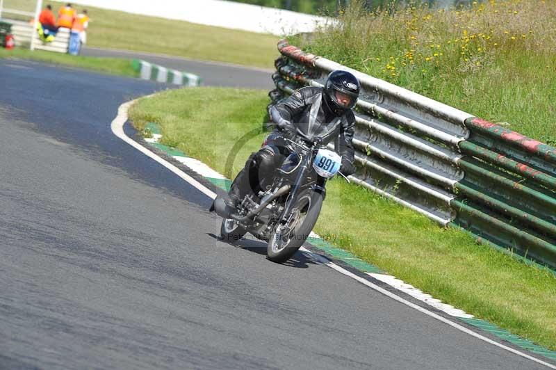 Mallory park Leicestershire;Mallory park photographs;Motorcycle action photographs;classic bikes;event digital images;eventdigitalimages;mallory park;no limits trackday;peter wileman photography;vintage bikes;vintage motorcycles;vmcc festival 1000 bikes