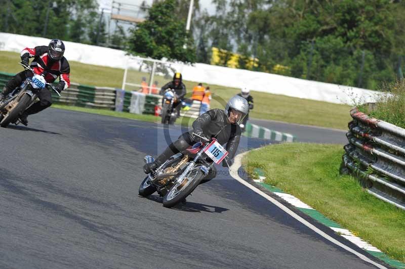 Mallory park Leicestershire;Mallory park photographs;Motorcycle action photographs;classic bikes;event digital images;eventdigitalimages;mallory park;no limits trackday;peter wileman photography;vintage bikes;vintage motorcycles;vmcc festival 1000 bikes