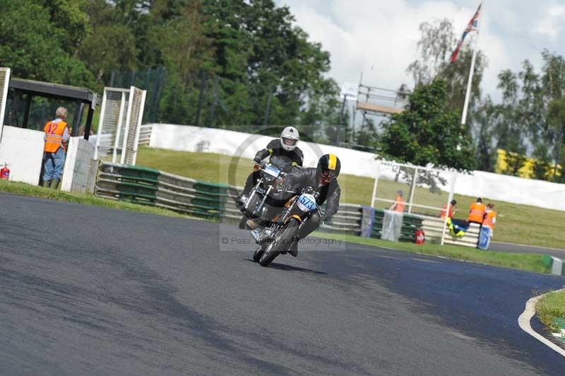 Mallory park Leicestershire;Mallory park photographs;Motorcycle action photographs;classic bikes;event digital images;eventdigitalimages;mallory park;no limits trackday;peter wileman photography;vintage bikes;vintage motorcycles;vmcc festival 1000 bikes