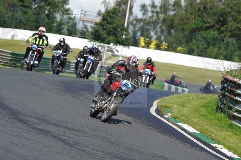 Mallory park Leicestershire;Mallory park photographs;Motorcycle action photographs;classic bikes;event digital images;eventdigitalimages;mallory park;no limits trackday;peter wileman photography;vintage bikes;vintage motorcycles;vmcc festival 1000 bikes