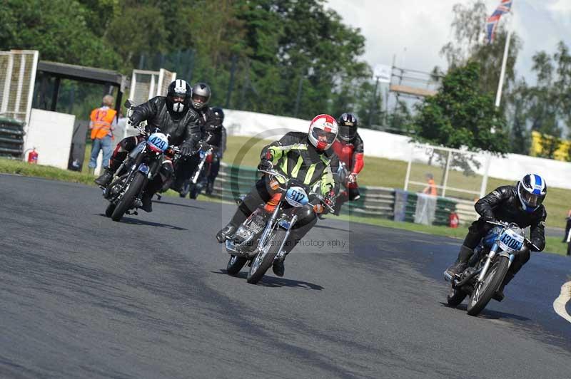Mallory park Leicestershire;Mallory park photographs;Motorcycle action photographs;classic bikes;event digital images;eventdigitalimages;mallory park;no limits trackday;peter wileman photography;vintage bikes;vintage motorcycles;vmcc festival 1000 bikes