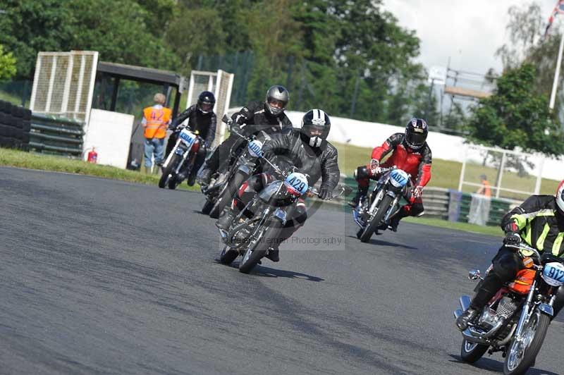Mallory park Leicestershire;Mallory park photographs;Motorcycle action photographs;classic bikes;event digital images;eventdigitalimages;mallory park;no limits trackday;peter wileman photography;vintage bikes;vintage motorcycles;vmcc festival 1000 bikes