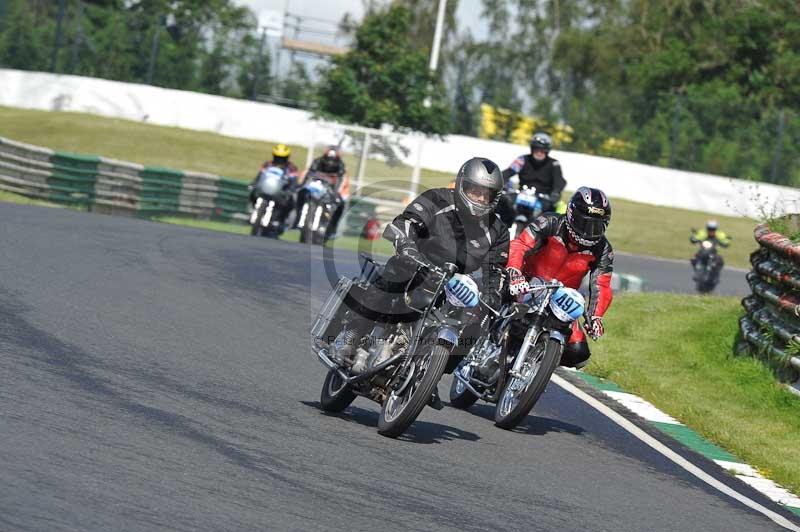 Mallory park Leicestershire;Mallory park photographs;Motorcycle action photographs;classic bikes;event digital images;eventdigitalimages;mallory park;no limits trackday;peter wileman photography;vintage bikes;vintage motorcycles;vmcc festival 1000 bikes