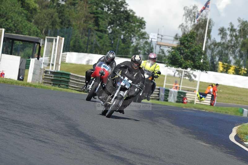 Mallory park Leicestershire;Mallory park photographs;Motorcycle action photographs;classic bikes;event digital images;eventdigitalimages;mallory park;no limits trackday;peter wileman photography;vintage bikes;vintage motorcycles;vmcc festival 1000 bikes