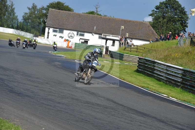 Mallory park Leicestershire;Mallory park photographs;Motorcycle action photographs;classic bikes;event digital images;eventdigitalimages;mallory park;no limits trackday;peter wileman photography;vintage bikes;vintage motorcycles;vmcc festival 1000 bikes