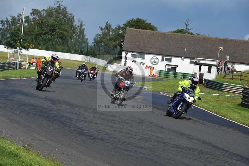 Mallory park Leicestershire;Mallory park photographs;Motorcycle action photographs;classic bikes;event digital images;eventdigitalimages;mallory park;no limits trackday;peter wileman photography;vintage bikes;vintage motorcycles;vmcc festival 1000 bikes