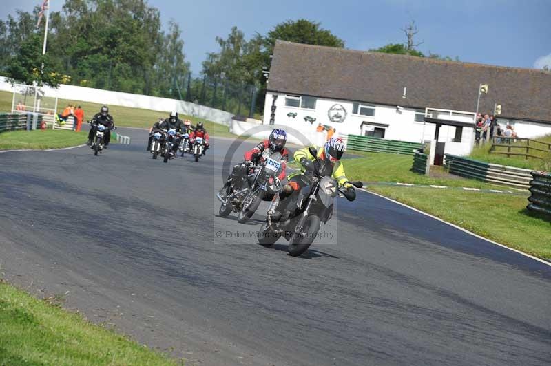 Mallory park Leicestershire;Mallory park photographs;Motorcycle action photographs;classic bikes;event digital images;eventdigitalimages;mallory park;no limits trackday;peter wileman photography;vintage bikes;vintage motorcycles;vmcc festival 1000 bikes