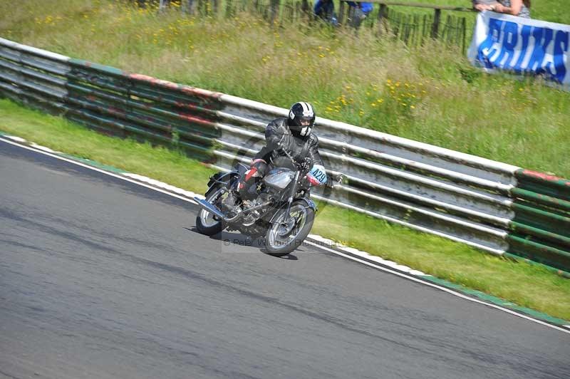 Mallory park Leicestershire;Mallory park photographs;Motorcycle action photographs;classic bikes;event digital images;eventdigitalimages;mallory park;no limits trackday;peter wileman photography;vintage bikes;vintage motorcycles;vmcc festival 1000 bikes