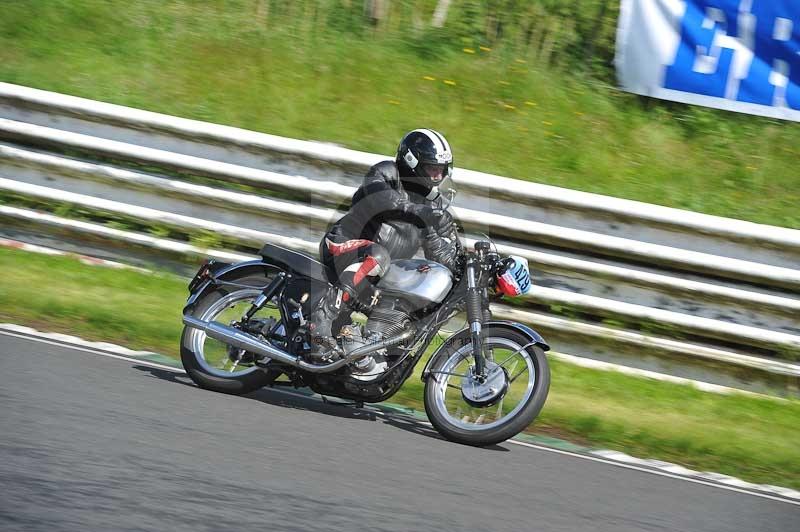 Mallory park Leicestershire;Mallory park photographs;Motorcycle action photographs;classic bikes;event digital images;eventdigitalimages;mallory park;no limits trackday;peter wileman photography;vintage bikes;vintage motorcycles;vmcc festival 1000 bikes