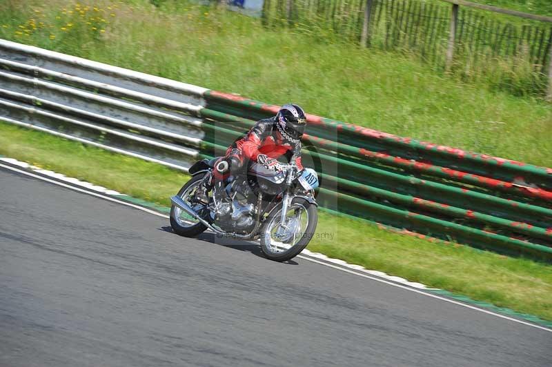 Mallory park Leicestershire;Mallory park photographs;Motorcycle action photographs;classic bikes;event digital images;eventdigitalimages;mallory park;no limits trackday;peter wileman photography;vintage bikes;vintage motorcycles;vmcc festival 1000 bikes