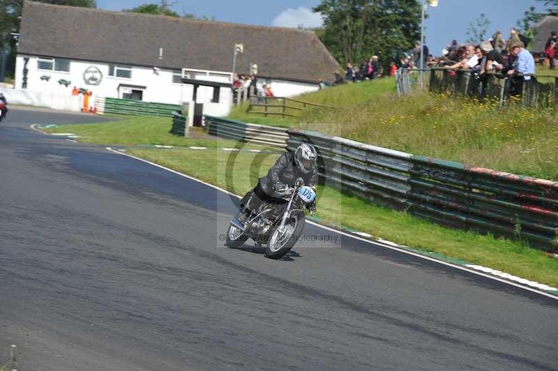 Mallory park Leicestershire;Mallory park photographs;Motorcycle action photographs;classic bikes;event digital images;eventdigitalimages;mallory park;no limits trackday;peter wileman photography;vintage bikes;vintage motorcycles;vmcc festival 1000 bikes