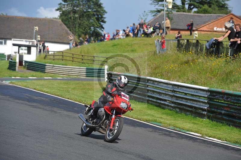 Mallory park Leicestershire;Mallory park photographs;Motorcycle action photographs;classic bikes;event digital images;eventdigitalimages;mallory park;no limits trackday;peter wileman photography;vintage bikes;vintage motorcycles;vmcc festival 1000 bikes