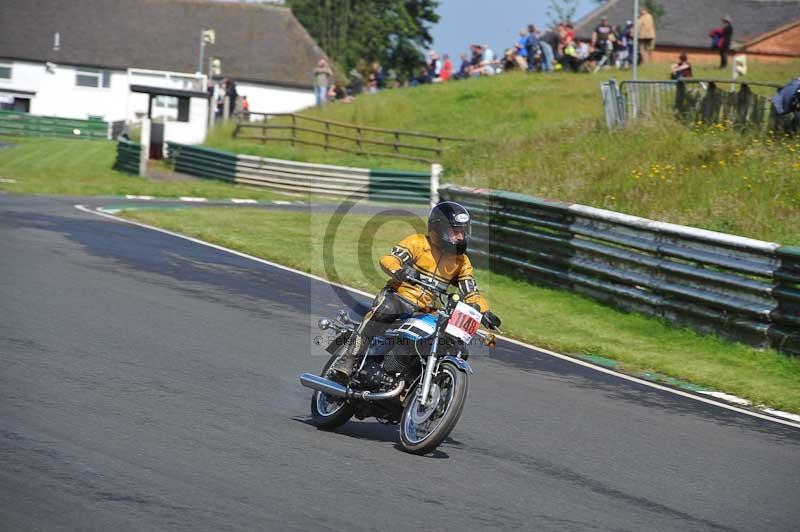 Mallory park Leicestershire;Mallory park photographs;Motorcycle action photographs;classic bikes;event digital images;eventdigitalimages;mallory park;no limits trackday;peter wileman photography;vintage bikes;vintage motorcycles;vmcc festival 1000 bikes