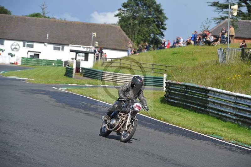 Mallory park Leicestershire;Mallory park photographs;Motorcycle action photographs;classic bikes;event digital images;eventdigitalimages;mallory park;no limits trackday;peter wileman photography;vintage bikes;vintage motorcycles;vmcc festival 1000 bikes