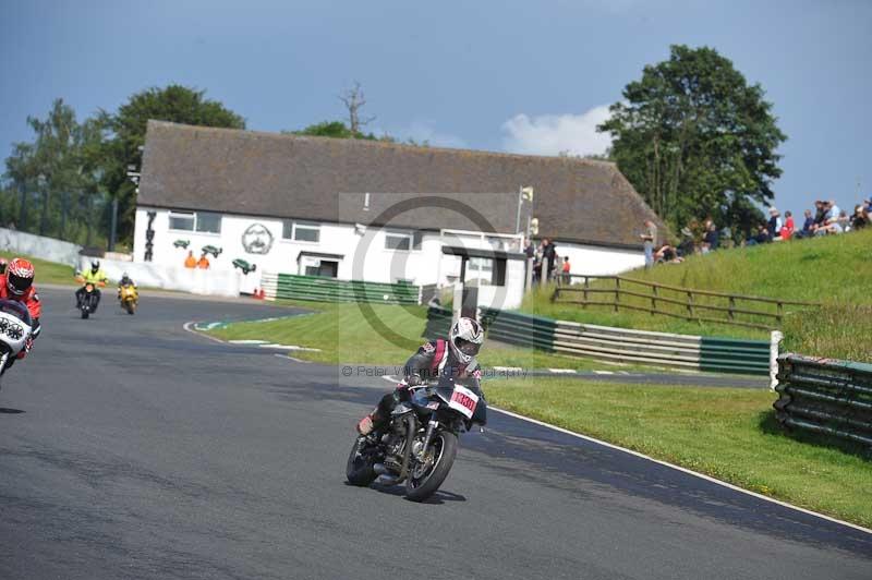 Mallory park Leicestershire;Mallory park photographs;Motorcycle action photographs;classic bikes;event digital images;eventdigitalimages;mallory park;no limits trackday;peter wileman photography;vintage bikes;vintage motorcycles;vmcc festival 1000 bikes