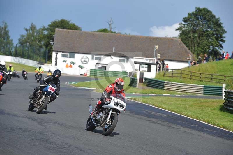 Mallory park Leicestershire;Mallory park photographs;Motorcycle action photographs;classic bikes;event digital images;eventdigitalimages;mallory park;no limits trackday;peter wileman photography;vintage bikes;vintage motorcycles;vmcc festival 1000 bikes