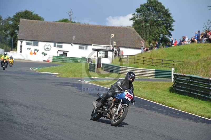 Mallory park Leicestershire;Mallory park photographs;Motorcycle action photographs;classic bikes;event digital images;eventdigitalimages;mallory park;no limits trackday;peter wileman photography;vintage bikes;vintage motorcycles;vmcc festival 1000 bikes