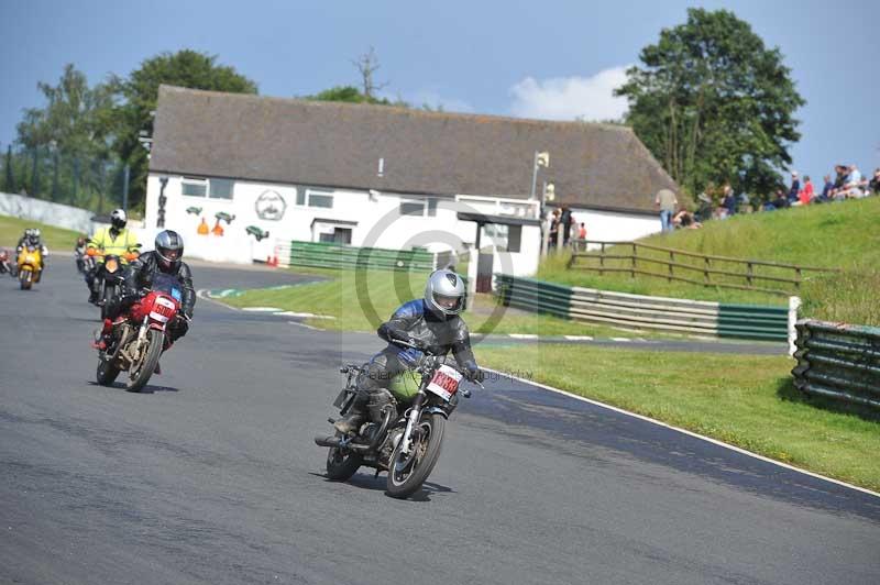 Mallory park Leicestershire;Mallory park photographs;Motorcycle action photographs;classic bikes;event digital images;eventdigitalimages;mallory park;no limits trackday;peter wileman photography;vintage bikes;vintage motorcycles;vmcc festival 1000 bikes