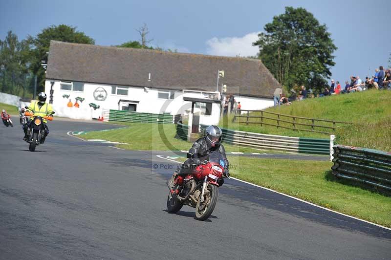 Mallory park Leicestershire;Mallory park photographs;Motorcycle action photographs;classic bikes;event digital images;eventdigitalimages;mallory park;no limits trackday;peter wileman photography;vintage bikes;vintage motorcycles;vmcc festival 1000 bikes