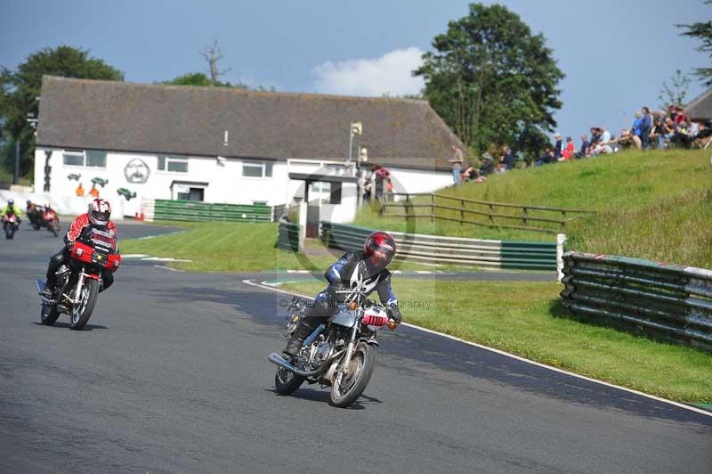 Mallory park Leicestershire;Mallory park photographs;Motorcycle action photographs;classic bikes;event digital images;eventdigitalimages;mallory park;no limits trackday;peter wileman photography;vintage bikes;vintage motorcycles;vmcc festival 1000 bikes