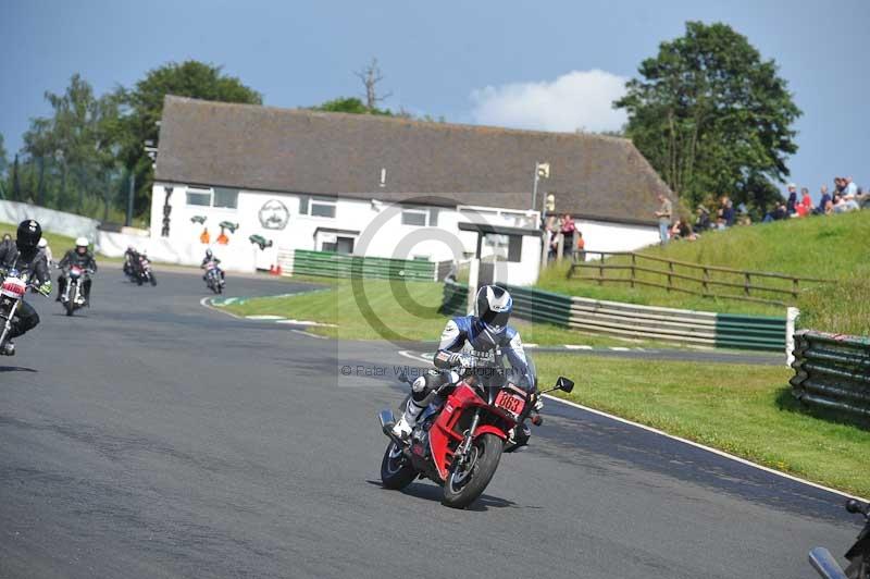 Mallory park Leicestershire;Mallory park photographs;Motorcycle action photographs;classic bikes;event digital images;eventdigitalimages;mallory park;no limits trackday;peter wileman photography;vintage bikes;vintage motorcycles;vmcc festival 1000 bikes