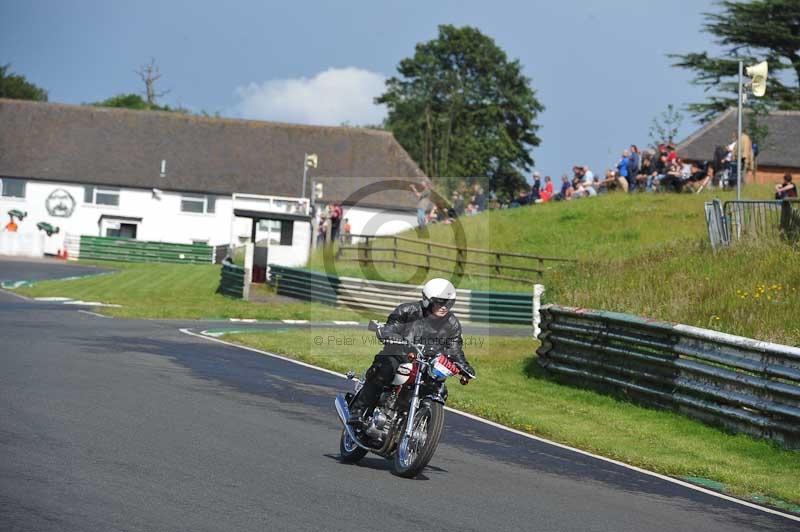Mallory park Leicestershire;Mallory park photographs;Motorcycle action photographs;classic bikes;event digital images;eventdigitalimages;mallory park;no limits trackday;peter wileman photography;vintage bikes;vintage motorcycles;vmcc festival 1000 bikes