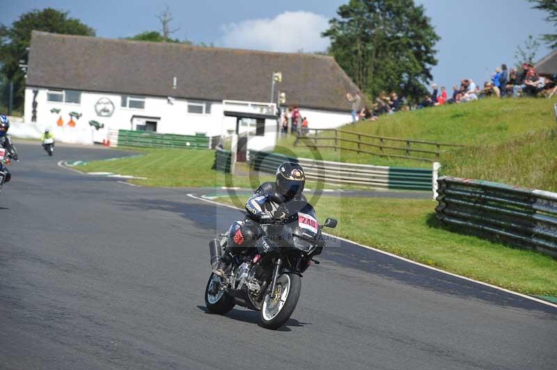 Mallory park Leicestershire;Mallory park photographs;Motorcycle action photographs;classic bikes;event digital images;eventdigitalimages;mallory park;no limits trackday;peter wileman photography;vintage bikes;vintage motorcycles;vmcc festival 1000 bikes