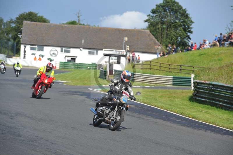 Mallory park Leicestershire;Mallory park photographs;Motorcycle action photographs;classic bikes;event digital images;eventdigitalimages;mallory park;no limits trackday;peter wileman photography;vintage bikes;vintage motorcycles;vmcc festival 1000 bikes