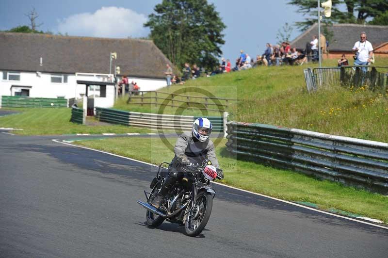 Mallory park Leicestershire;Mallory park photographs;Motorcycle action photographs;classic bikes;event digital images;eventdigitalimages;mallory park;no limits trackday;peter wileman photography;vintage bikes;vintage motorcycles;vmcc festival 1000 bikes