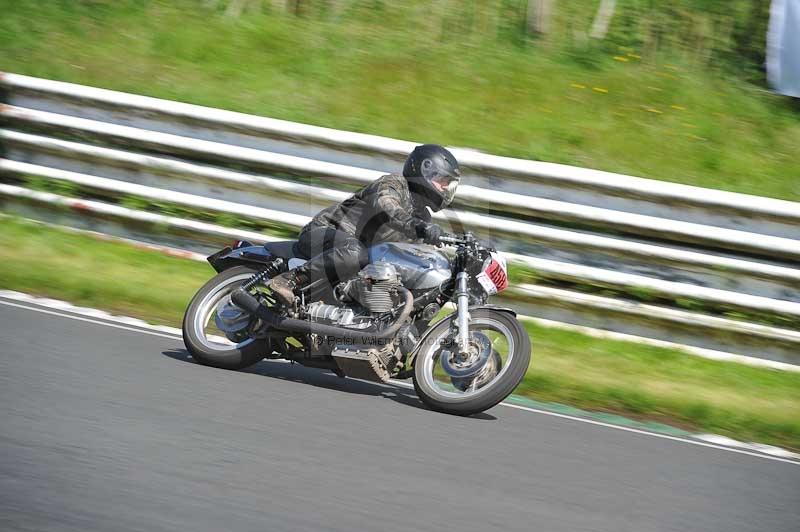 Mallory park Leicestershire;Mallory park photographs;Motorcycle action photographs;classic bikes;event digital images;eventdigitalimages;mallory park;no limits trackday;peter wileman photography;vintage bikes;vintage motorcycles;vmcc festival 1000 bikes