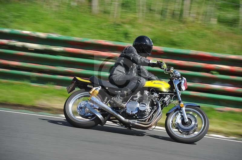 Mallory park Leicestershire;Mallory park photographs;Motorcycle action photographs;classic bikes;event digital images;eventdigitalimages;mallory park;no limits trackday;peter wileman photography;vintage bikes;vintage motorcycles;vmcc festival 1000 bikes
