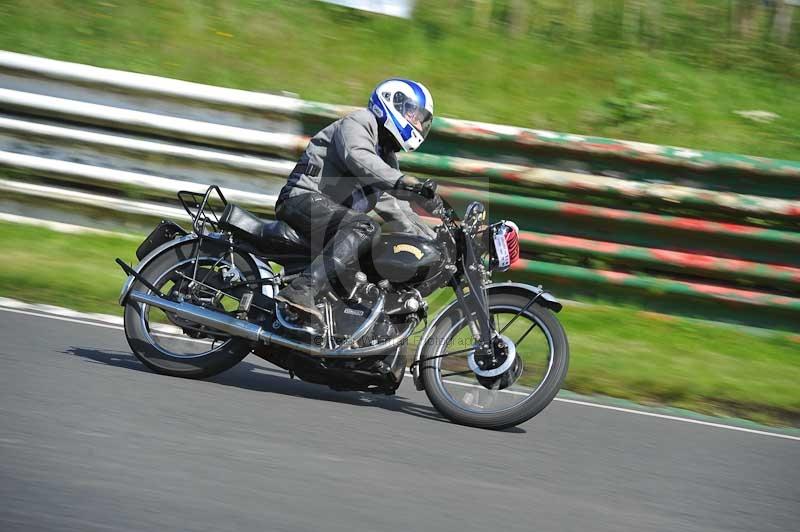 Mallory park Leicestershire;Mallory park photographs;Motorcycle action photographs;classic bikes;event digital images;eventdigitalimages;mallory park;no limits trackday;peter wileman photography;vintage bikes;vintage motorcycles;vmcc festival 1000 bikes