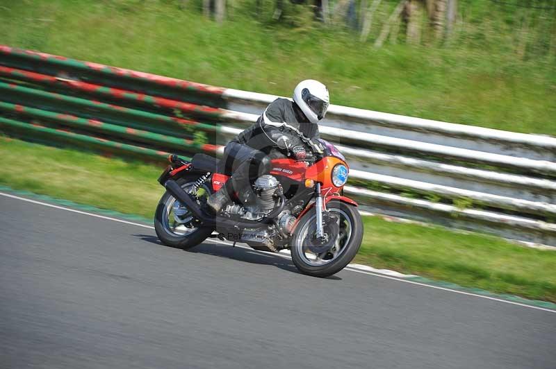 Mallory park Leicestershire;Mallory park photographs;Motorcycle action photographs;classic bikes;event digital images;eventdigitalimages;mallory park;no limits trackday;peter wileman photography;vintage bikes;vintage motorcycles;vmcc festival 1000 bikes
