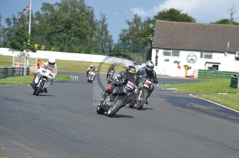 Mallory park Leicestershire;Mallory park photographs;Motorcycle action photographs;classic bikes;event digital images;eventdigitalimages;mallory park;no limits trackday;peter wileman photography;vintage bikes;vintage motorcycles;vmcc festival 1000 bikes