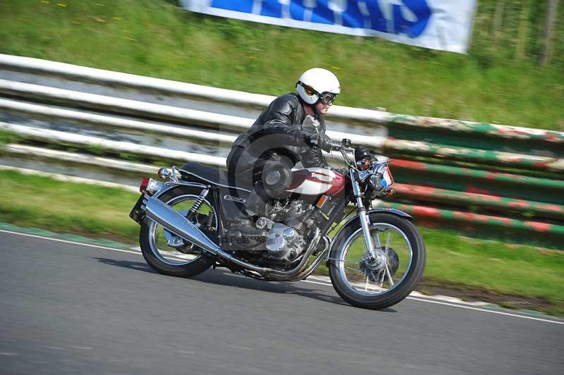 Mallory park Leicestershire;Mallory park photographs;Motorcycle action photographs;classic bikes;event digital images;eventdigitalimages;mallory park;no limits trackday;peter wileman photography;vintage bikes;vintage motorcycles;vmcc festival 1000 bikes