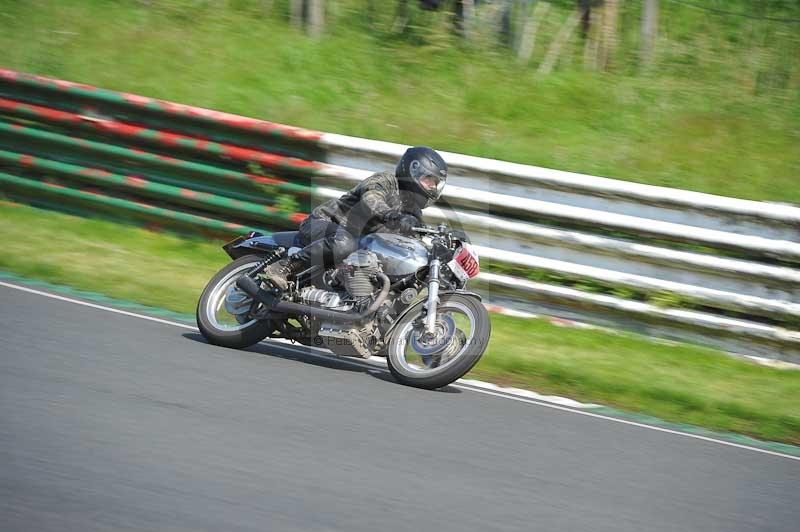Mallory park Leicestershire;Mallory park photographs;Motorcycle action photographs;classic bikes;event digital images;eventdigitalimages;mallory park;no limits trackday;peter wileman photography;vintage bikes;vintage motorcycles;vmcc festival 1000 bikes