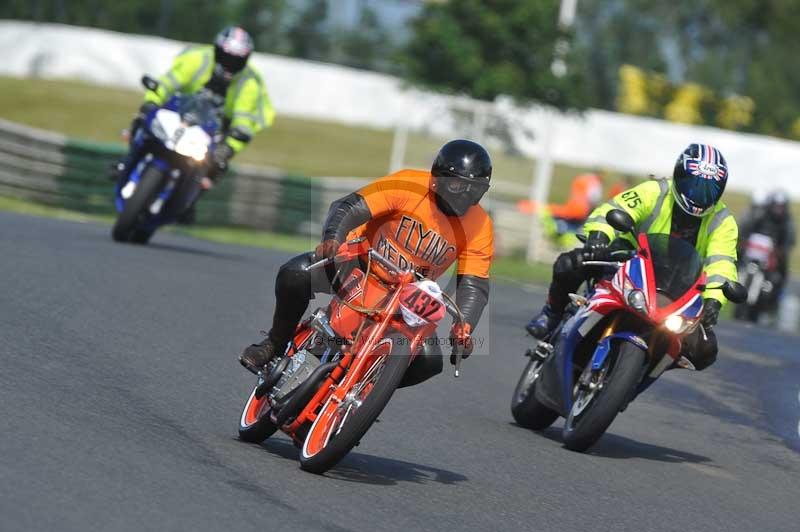 Mallory park Leicestershire;Mallory park photographs;Motorcycle action photographs;classic bikes;event digital images;eventdigitalimages;mallory park;no limits trackday;peter wileman photography;vintage bikes;vintage motorcycles;vmcc festival 1000 bikes