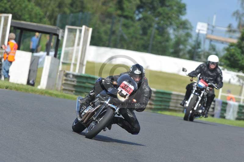 Mallory park Leicestershire;Mallory park photographs;Motorcycle action photographs;classic bikes;event digital images;eventdigitalimages;mallory park;no limits trackday;peter wileman photography;vintage bikes;vintage motorcycles;vmcc festival 1000 bikes