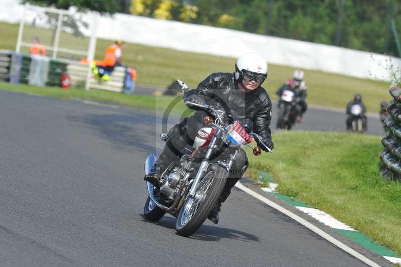 Mallory park Leicestershire;Mallory park photographs;Motorcycle action photographs;classic bikes;event digital images;eventdigitalimages;mallory park;no limits trackday;peter wileman photography;vintage bikes;vintage motorcycles;vmcc festival 1000 bikes