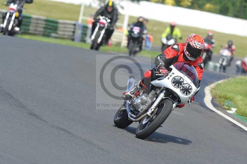 Mallory park Leicestershire;Mallory park photographs;Motorcycle action photographs;classic bikes;event digital images;eventdigitalimages;mallory park;no limits trackday;peter wileman photography;vintage bikes;vintage motorcycles;vmcc festival 1000 bikes