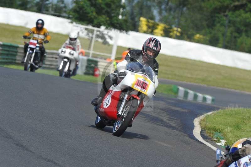 Mallory park Leicestershire;Mallory park photographs;Motorcycle action photographs;classic bikes;event digital images;eventdigitalimages;mallory park;no limits trackday;peter wileman photography;vintage bikes;vintage motorcycles;vmcc festival 1000 bikes